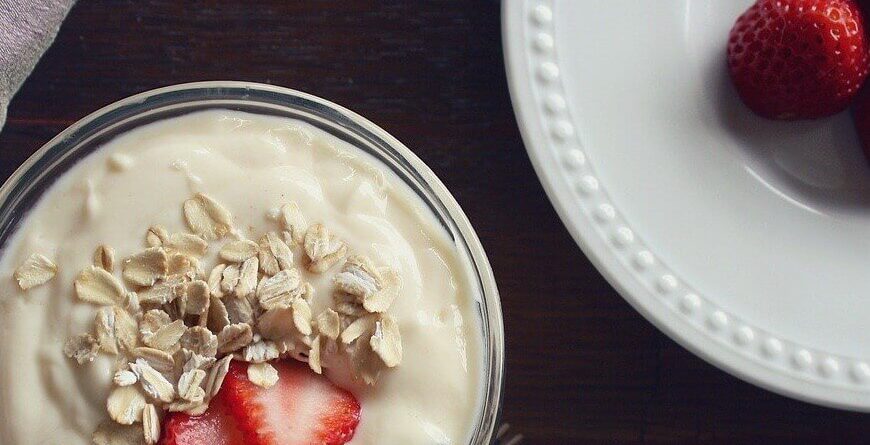 Bol de yaourt avec des fraises