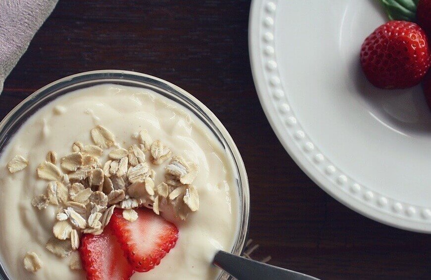 Bol de yaourt avec des fraises