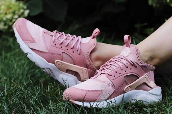 Paire de baskettes dans l'herbe